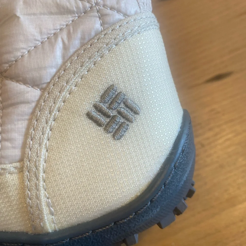Columbia Cream Quilted Boots Faux Fur Omni Grip Women’s 8 1/2‎ Preloved